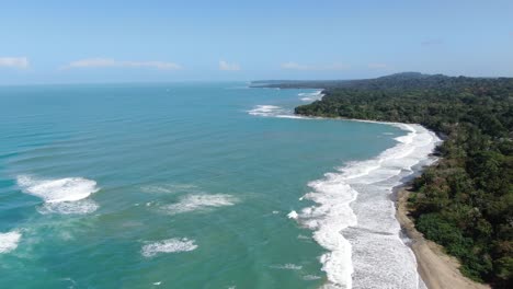 Drohnenansicht-Des-Strandes-Von-Costa-Rica-Mit-Blick-Auf-Meer,-Ufer-Und-Wald