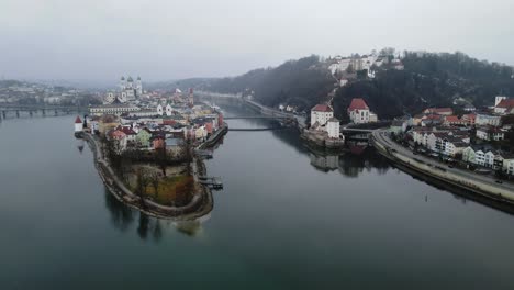 Passau,-Deutsche-Stadt-An-Einem-Bewölkten-Tag-Mit-Blick-Auf-Das-Donaugasthaus-Und-Die-Ilz