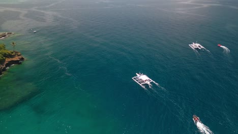 Barcos-Pesqueros-Locales-Navegan-En-Una-Revelación-Aérea-Del-Océano-De-La-Costa-De-La-Isla,-Filipinas