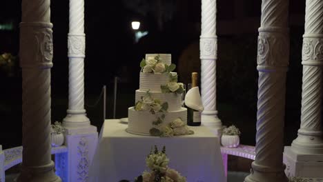 Elegante-Hochzeitstorte-Mit-Geschnitzten-Säulen-Im-Hintergrund