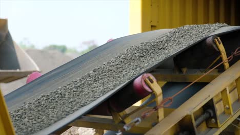 Feeder-supplies-aggregate-from-the-cold-bin-to-the-dryer-via-a-conveyor-belt