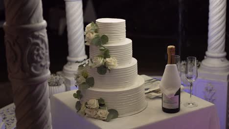 Elegante-Hochzeitstorte-Mit-Champagner--Und-Blumenakzenten