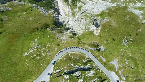 Coche-Conduciendo-Por-Una-Calle-Alpina-En-Eslovenia-Vista-De-Arriba-Hacia-Abajo-Drone