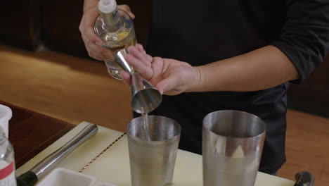 Cocktail-Barkeeper-Misst-Den-Alkohol-Für-Ein-Mixgetränk-Ab,-Bevor-Er-Ihn-In-Ein-Shaker-Glas-Gießt