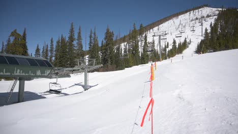 Ski-lift-carrying-passengers-up-a-ski-run-on-a-cloudless-day