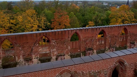 Vuelo-Con-Drones-Sobre-Las-Ruinas-De-La-Iglesia-Catedral-De-Tartu