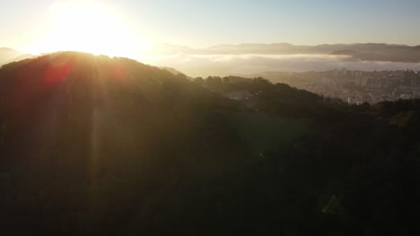 Sonnenaufgang-über-Dem-Berghügel-In-Donastia-San-Sebastian-Im-Norden-Spaniens