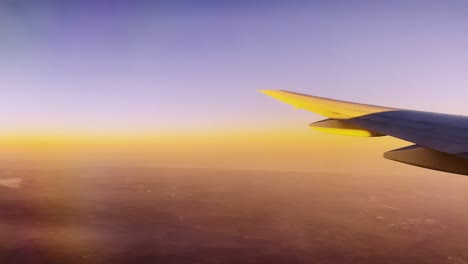 Flugzeugflügel,-Der-An-Einem-Atemberaubend-Schönen-Sonnenuntergang-Oder-Sonnenaufgang-In-Großer-Reiseflughöhe-Vorbeifährt