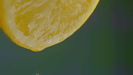 Saft-Tropft-Von-Einer-In-Scheiben-Geschnittenen-Zitrone