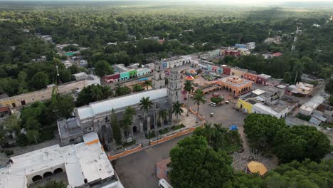 Rotationsdrohnenaufnahme-Der-Hauptkirche-Von-Espita,-Yucatan,-Mexiko