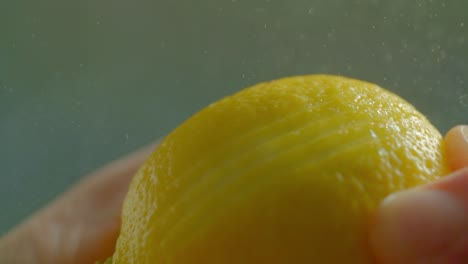 Eine-Person-Fährt-Mit-Einem-Zester-über-Eine-Zitrone