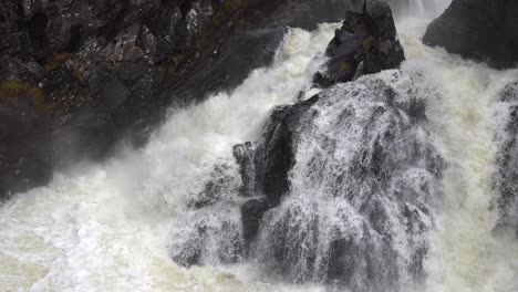 Beliebter-Wasserfall-Hesjedalsfossen-In-Stamnes,-Norwegen-Bei-Starkem-Herbstregen