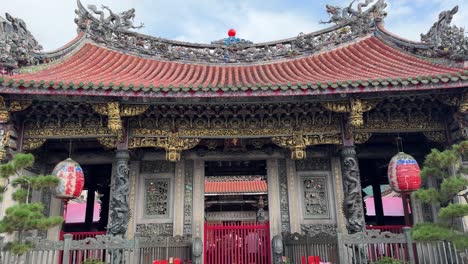 Tilt-up-view-of-the-architectural-details-of-the-famous-heritage-Bangka-Longshan-Temple-in-Wanhua-District,-Taipei,-Taiwan