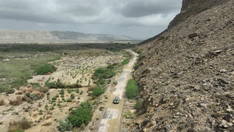 Luftdrohnenaufnahmen-Von-Der-Verfolgung-Eines-Fahrzeugs-Im-Wunderschönen-Tal-Hingol-Belutschistan,-Pakistan