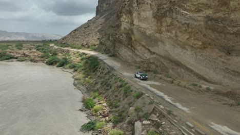 Ein-Jeep-Truck,-Der-Auf-Einer-Schönen-Und-Gefährlichen-Straße-In-Hingol-Belutschistan,-Pakistan,-Fährt-Und-Die-Straße-Erkundet
