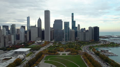 Aerial-view-of-the-Maggie-Daley-park-and-the-New-Eastside-skyline,-fall-in-Chicago