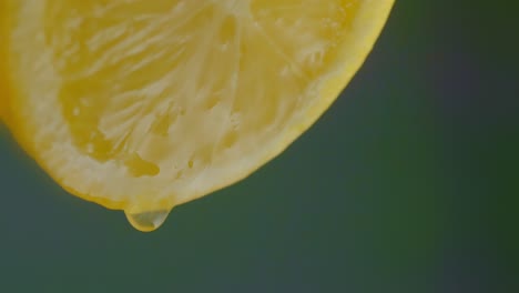 Saft-Tropft-Von-Einer-Geschnittenen-Zitrone