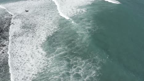 Wellen-Brechen-An-Einem-Riff,-Während-Die-Kamera-Mit-Der-Welle-Schwenkt