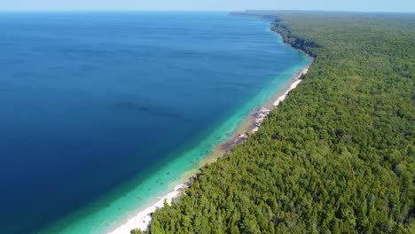 Aerial-wide-shot-of-Beautiful-beach-on-Georgian-Bay,-Ontario,-Canada