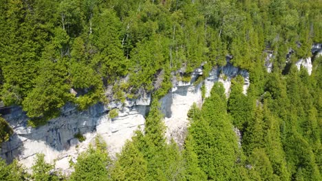 Drone-view-of-beautiful-rocky-cliffs-in-Georgian-Bay,-Ontario,-Canada