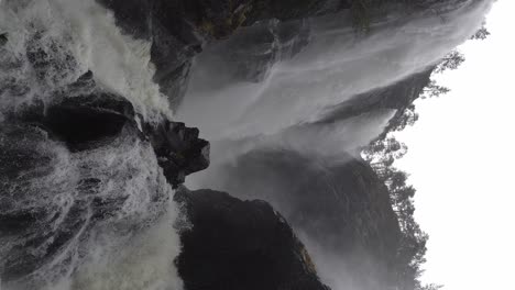 Massiver-Hesjedalsfossen-Wasserfall-Bei-Starkem-Regen-In-Norwegen,-Vertikal