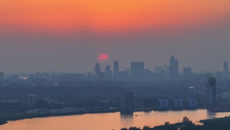 Skyline-Von-Rotterdam-Bei-Sonnenuntergang:-Orangefarbenes-Leuchten-Der-Drohne