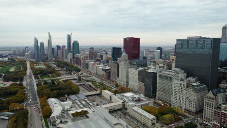 Aerial-pan-shot-overlooking-the-Grant-Park,-cloudy,-fall-evening-in-Chicago,-USA