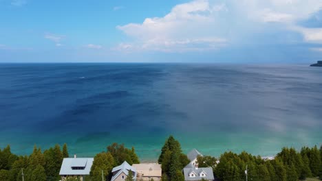 Erstaunlicher-Panoramablick-Aus-Der-Luft-über-Den-Endlosen-Lake-Huron