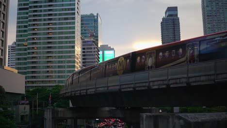 BTS-Sky-Train-Fährt-Vom-Bahnhof-Chong-Nonsi-Im-Modernen-Geschäftsviertel-Sathon,-Bangkok,-Thailand-Ab