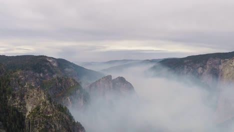 Niebla-En-El-Valle-Del-Parque-Nacional-De-Yosemite-Durante-El-Día-Nublado-En-La-Naturaleza