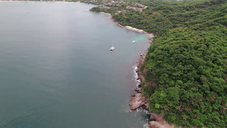 Drohnenvideo-Der-Strandküste-Von-Careyero,-Das-Den-Vom-Meer-Umgebenen-Berg-Mit-Einem-45-Grad-Winkel-Zeigt,-Fischerboot-In-Aktion