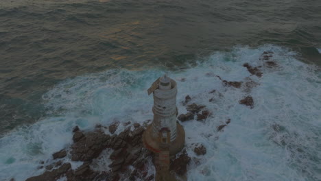 Silhouette-Am-Horizont:-Der-Leuchtturm-Von-Mangiabarche-Ist-In-Die-Letzten-Sonnenstrahlen-Sardiniens-Getaucht