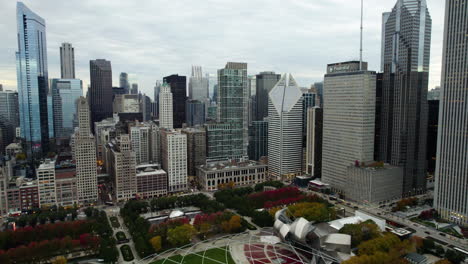 Aerial-view-over-the-fall-colored-Millennium-park,-cloudy-evening-in-Chicago