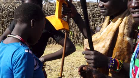 Personas-De-La-Tribu-Karamojong-Revisando-Piercings-En-Las-Orejas-De-Las-Mujeres-En-Uganda,-África