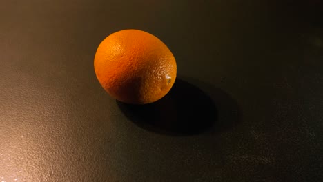 Naranja-Girando-Hasta-Detenerse-En-El-Mostrador-De-La-Cocina