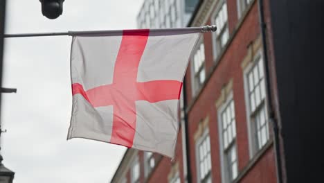 Zeitlupenaufnahme-Der-Flagge-Englands,-Die-Im-Wind-Weht