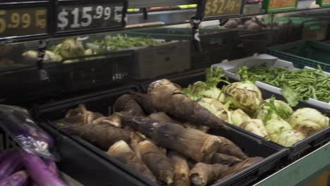 Kamerafahrt-Von-Bohnen-Und-Zucchini-Im-Supermarktregal