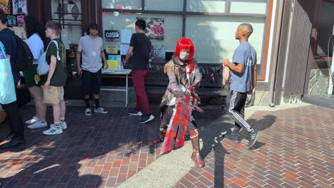 Weibliche-Maskierte-Krieger-Straßenkünstlerin-Im-Japanischen-Dorf-Little-Tokyo