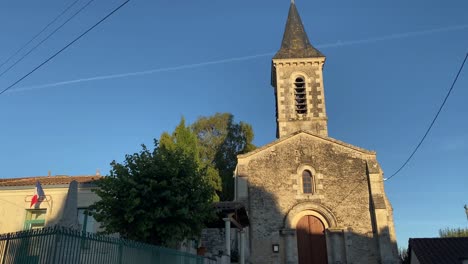 Iglesia-En-Francia-Con-La-Oficina-De-Maire-Al-Lado-Con-El-Cielo-Azul-Detrás