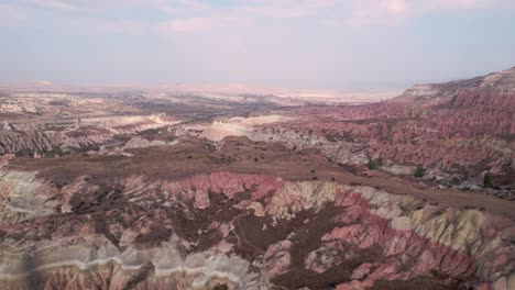 Luftdrohnenschwenk-Schoss-An-Einem-Bewölkten-Tag-über-Das-Rote-Tal-Mit-Seinen-Spektakulären-Vulkanisch-Geformten-Felsen-In-Kappadokien,-Türkei