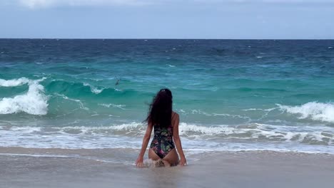 Paraíso-Apartado-En-Bali:-Chica-En-La-Playa-Secreta,-Amed