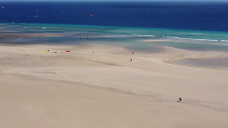 Antena-De-Gente-Caminando-Por-Las-Playas-Del-Sur-De-Fuerteventura.