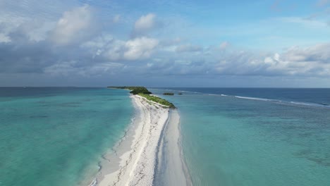Antena-Sobre-La-Playa-De-Arena-Blanca-Y-Fina-Paradisíaca-Del-Banco-De-Arena-De-La-Isla-De-Dhigurah,-Maldivas