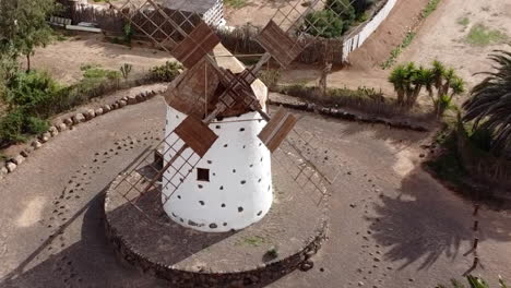 Luftaufnahme-Der-Schönen-Windmühle-Von-Molinos-De-Villaverde,-Fuerteventura