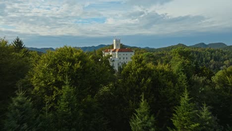 Das-Schloss-Trakoscan-In-Kroatien-Im-Sommer---Drohnenaufnahme-Aus-Der-Luft