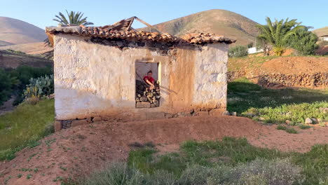 Eine-Frau-In-Einem-Verlassenen-Steinhaus-In-Der-Nähe-Von-Betancuria-Auf-Fuerteventura