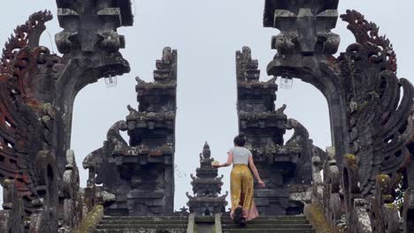 Balinesischer-Tempel-Mit-Ritual:-Traditioneller-Canang-Sari-Im-Besakih-Muttertempel,-Ubud,-Bali