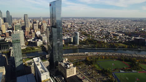 Aerial-pan-shot-following-the-Schuylkill-River-to-the-downtown,-in-sunny-Philadelphia