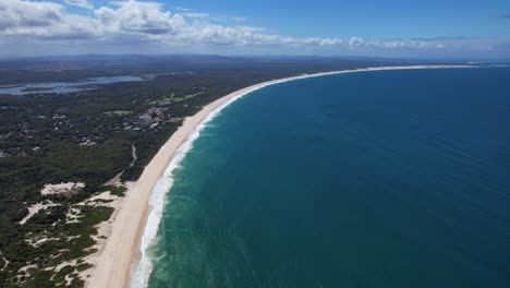 Langer-Und-Schmaler-Sandstrand-Am-Mungo-Beach,-New-South-Wales,-Australien-–-Luftpanorama