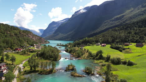 Wunderschöne-Landschaft-Des-Lovatnet-Sees-Und-Des-Umliegenden-Dorfes-In-Norwegen,-Panoramablick-Aus-Der-Luft